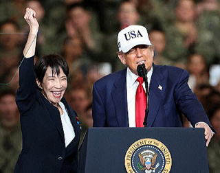 米空母の上でトランプと並んでピョンピョン高市