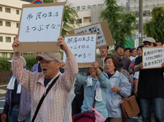 市長宅へ抗議のデモ（昨年６月）