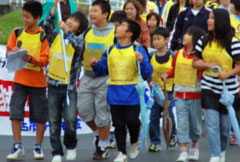 狭山集団登校にたつ奈良・古市の子どもたち