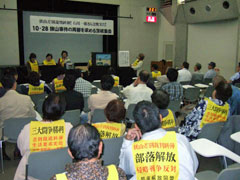 紙芝居に見入る参加者