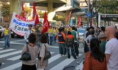 大阪ミナミのデモで若者にアピール