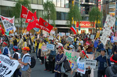 道路いっぱいに広がる全国連と労働者のデモ隊