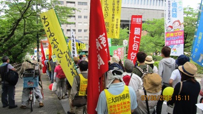 「再稼働反対」「原発止まって４年がたった、このままなくしてよかろうもん」１万5000人の参加者は集会後、九州電力本社コースなど３つにわかれてデモ。