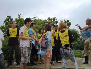 辺野古にて安次富さんから闘いの現状を聞く