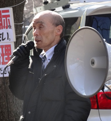 東京高裁前で無実を訴える石川一雄さん（2014年１月28日）