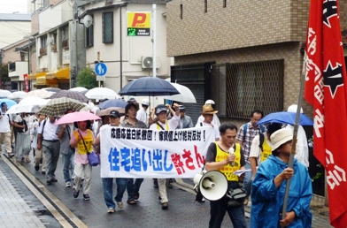 雨をついて西宮市役所にデモ行進（2014年７月６日）