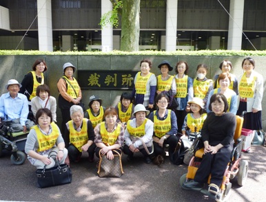 東京高裁へ事実調べを迫る全国連婦人部要請団(2015年５月１日）