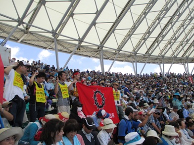 荊冠旗をかかげ沖縄県民大会に参加する全国連青年部（５月17日）