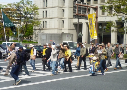 大阪市役所前から関電にむけてデモに出発