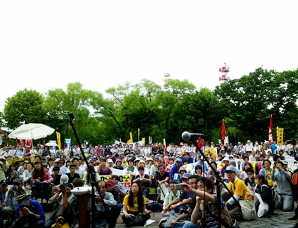 福井県庁前を埋め尽くした2200人