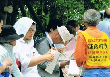 反原発集会でビラを配る玉城・天神町支部長