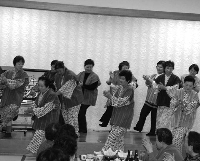 歌に合わせて踊りを披露する茨城県連婦人部