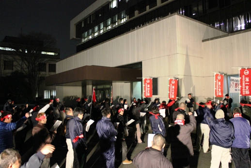 市役所庁舎前で決起集会をひらき反撃する労働者