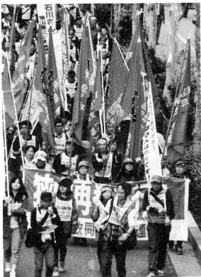 青年を先頭に元気にデモ(10月28日）
